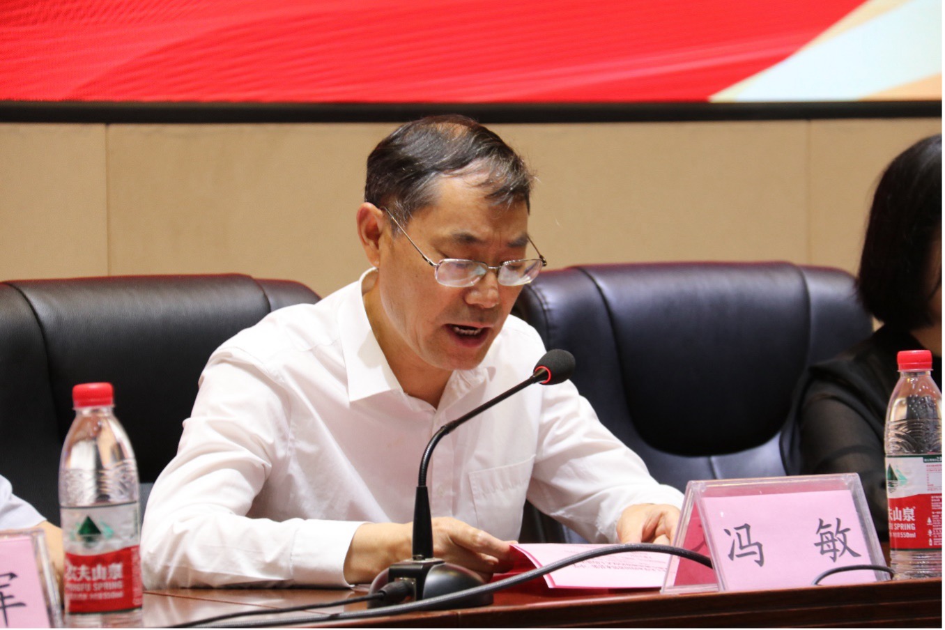 冯敏书记在致辞中感谢成都理工大学的信任与厚爱,表达了邻水二中能